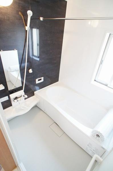 Bathroom. 1 tsubo type bathroom (there are windows in the bathroom)