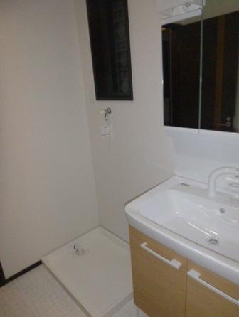 Wash basin, toilet. Wash ・ The dressing room there is under-floor storage.