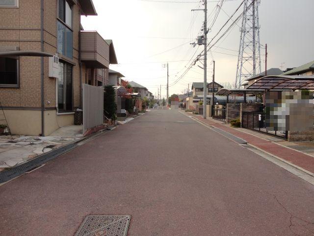 Local photos, including front road. Frontal road