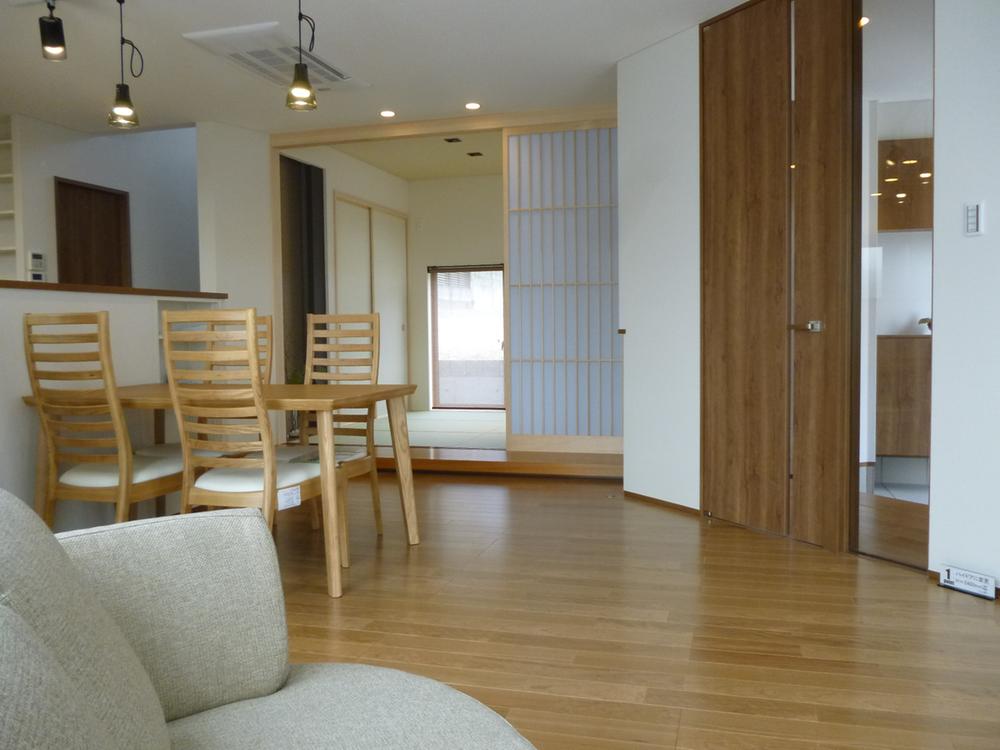 Living.  ・ 4LDK + 2 cars garage  ・ Solar power installed  ・ Land 37.82 square meters  ・ Building 32.59 square meters