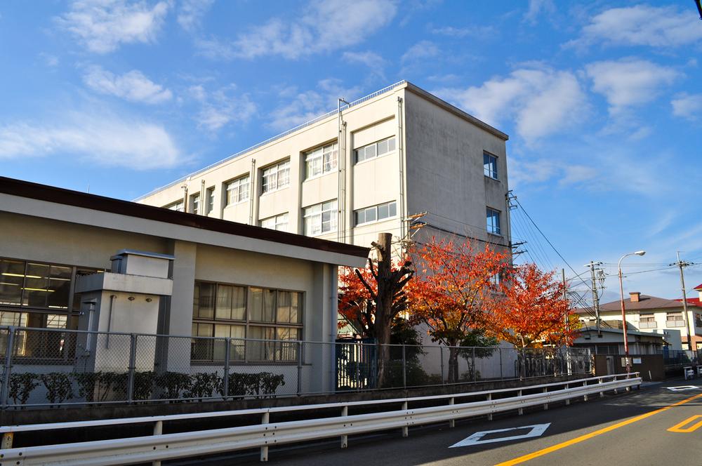 Primary school. 420m until the sixth junior high school