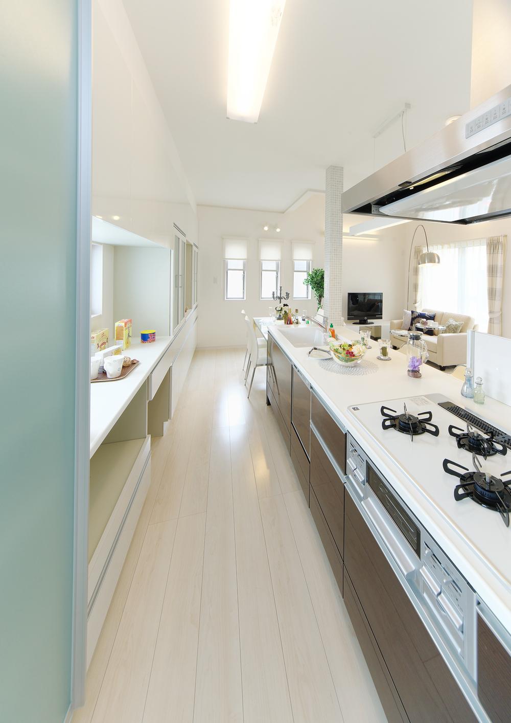 Other Equipment. Artificial marble countertops, Sensor with a glass top stove, Slide storage, Dish washing and drying machine, Equipped with a beginning advanced features quiet and wide sink. Select also the standard specification of further IH cooking heater. Rich option is also attractive. Panasonic ・ Takara Standard ・ You can choose from three manufacturers of Cleanup