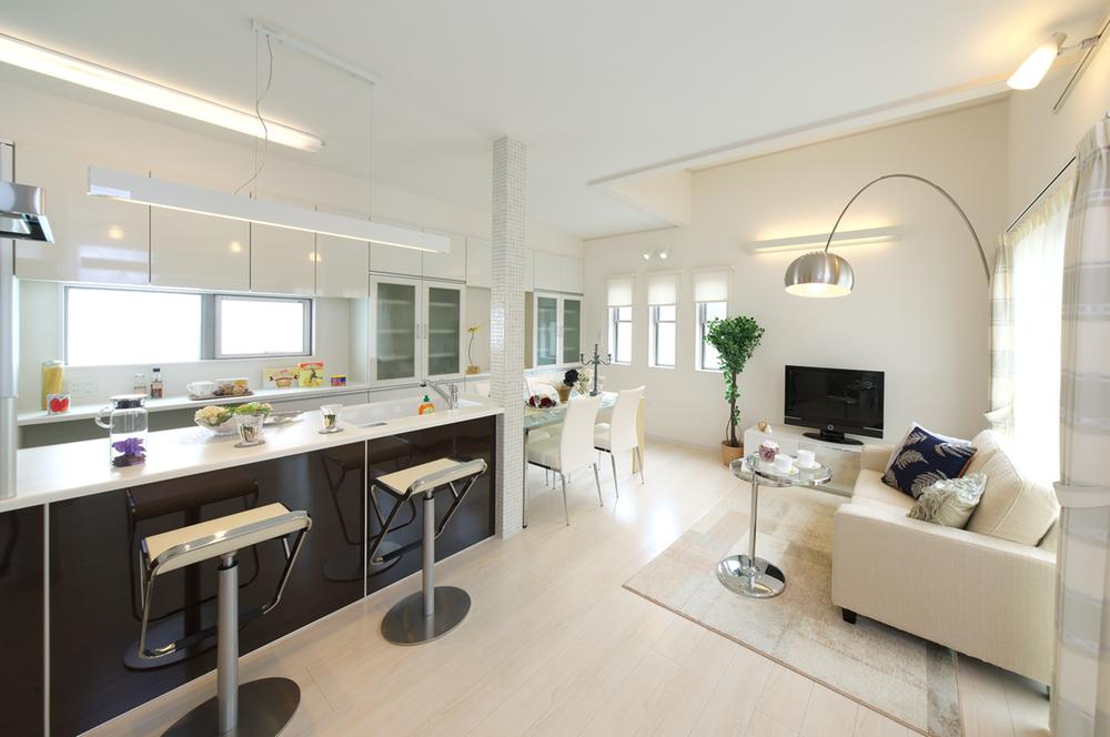 Living. living ・ Adopted some high ceiling in the dining. Floor heating is relaxed a community space with a sense of relief that also includes.