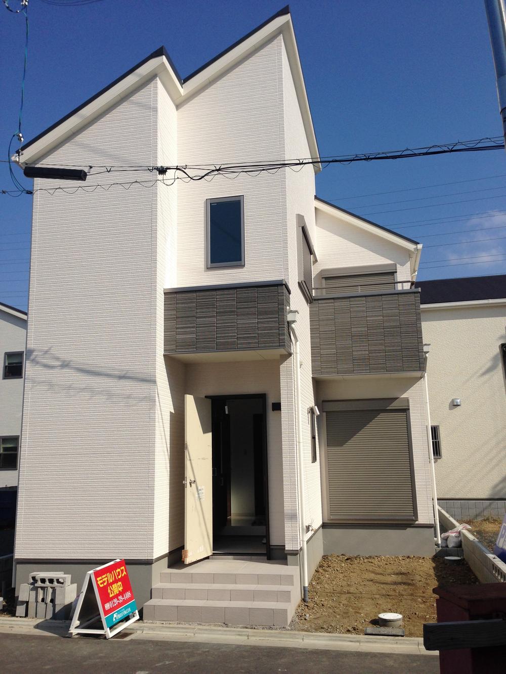 Local photos, including front road. Birth in the corner of a quiet residential area of ​​walking distance from a variety of city functions are integrated "Takatsuki" station. Because within 10 minutes all school environment is up to junior high school from nursery, Will it can be said that the location of the very sense of security for the child-rearing generation.