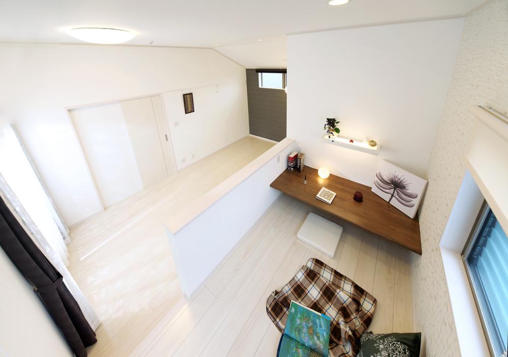 Non-living room. Provide a free space of the split-level home in the main bedroom which can be used for multiple purposes, such as spacious walk-in closet and the hobby of space.