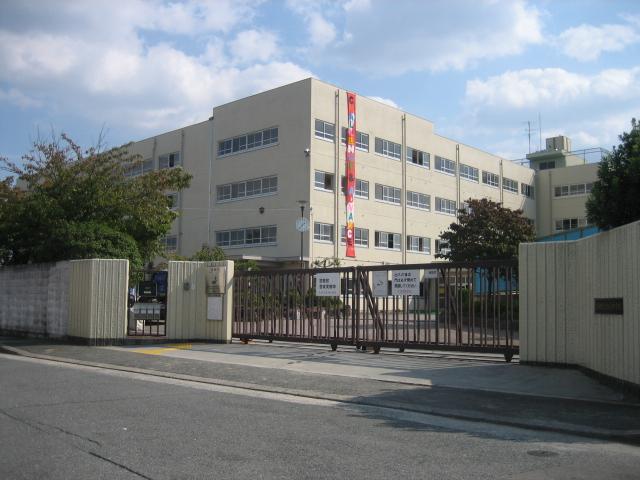 Junior high school. 848m to Takatsuki Municipal Nyoze junior high school