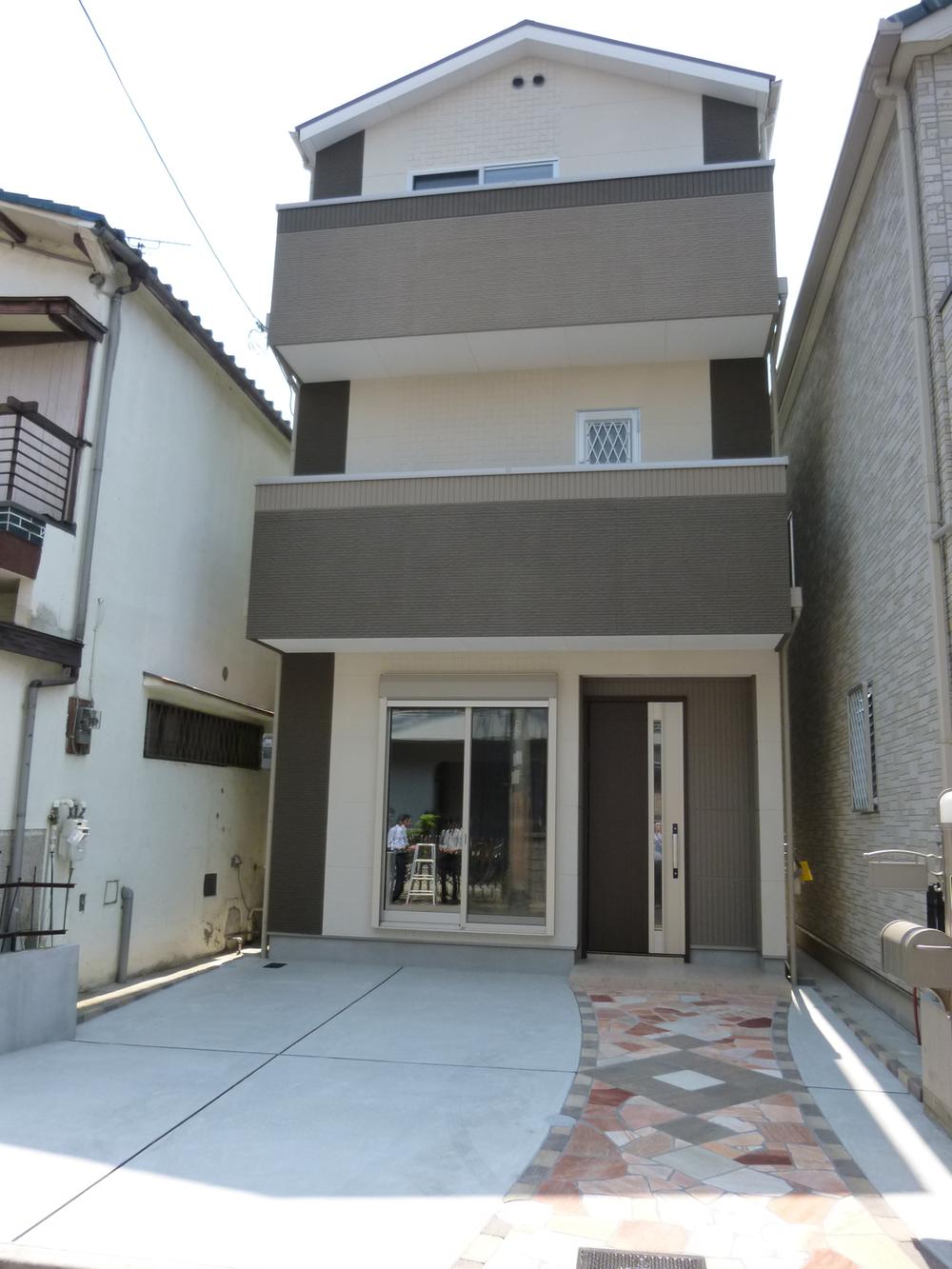 Local appearance photo.  ■ Super board house