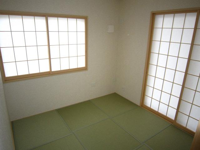 Non-living room. Relax there is also Japanese-style room.