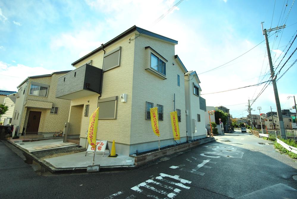 Local photos, including front road. Local (11 May 2013) Shooting