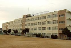 Primary school. Takatsuki Municipal five hundred living up to elementary school 430m