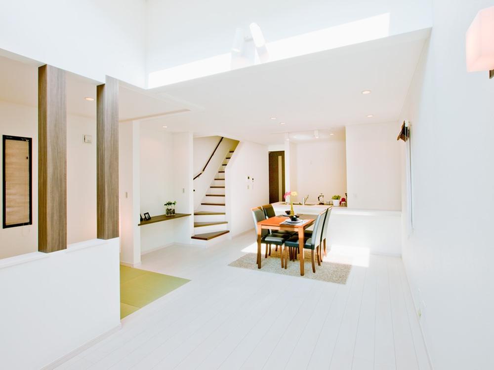 Living. LDK bathed in bright light from the top light