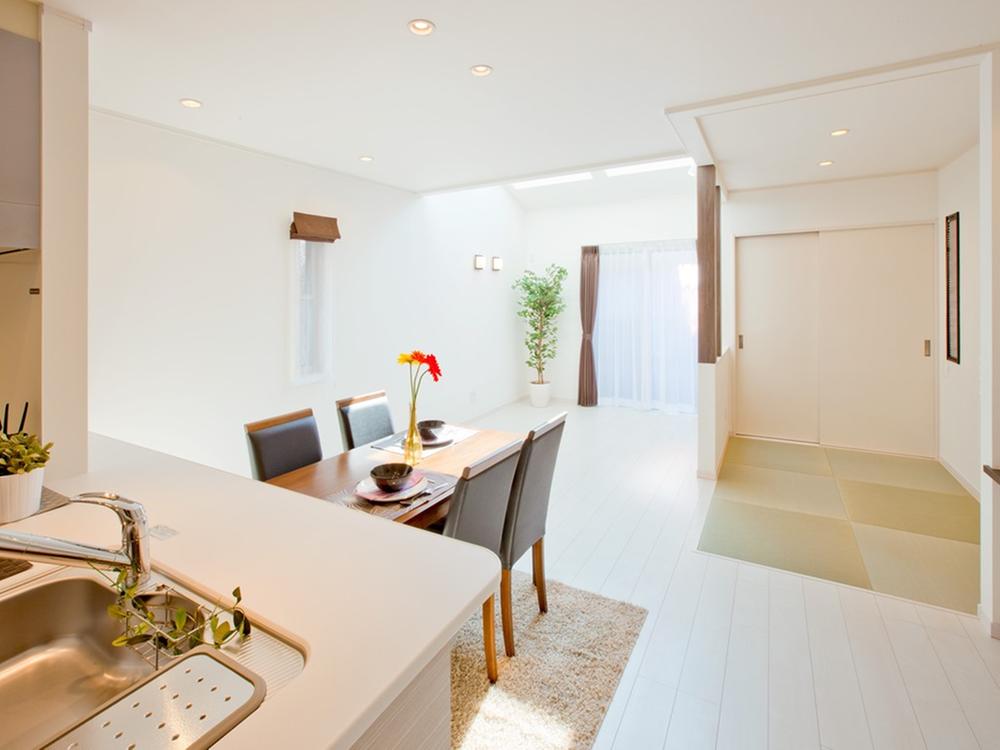 Living. LDK bathed in bright light from the top light