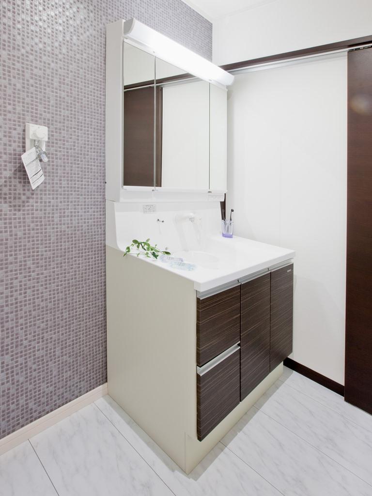 Wash basin, toilet. Wash basin