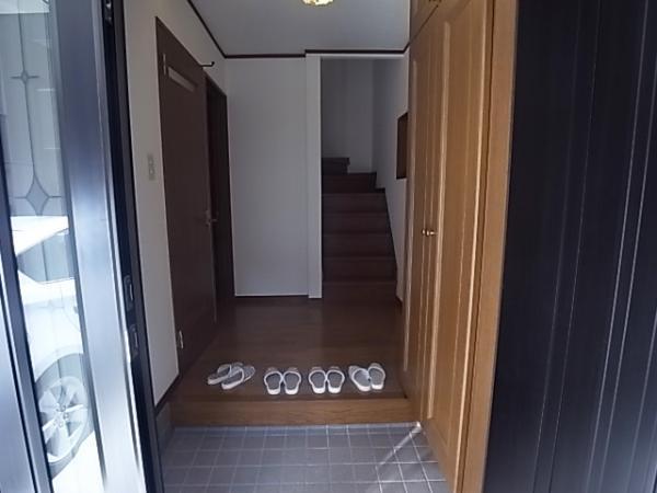 Entrance. Bright entrance in with storage