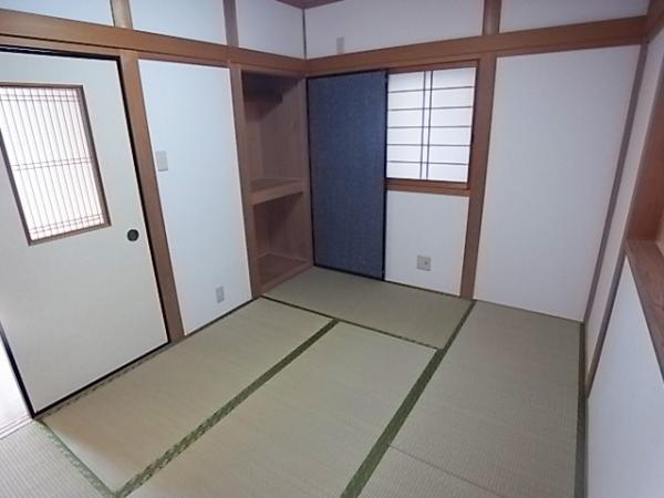 Non-living room. Bright Japanese-style room with a space