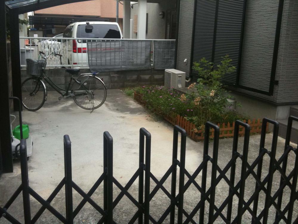 Local appearance photo. Parking space