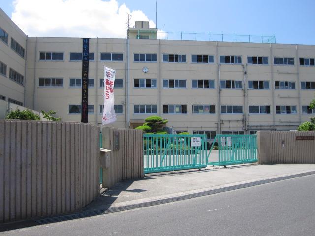 Junior high school. Takatsuki Tatsukanmuri junior high school is safe because the 196m elementary school junior high school is also a within a 10-minute walk from the