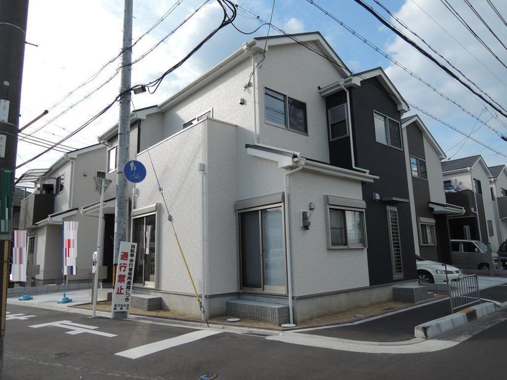 Local appearance photo. Local (09 May 2013) Shooting