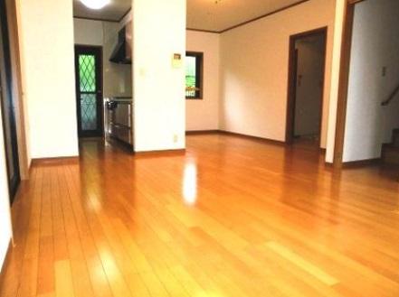 Living. 2013 August interior completely renovated! LDK of about 19.3 quires is, Ties of family ・ Cherish the space! We have established a living stairs