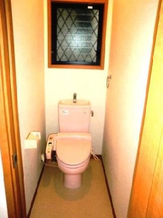 Toilet. 2013 August interior completely renovated! Washlet is with function. The room clean in all living room flooring ◎ walk-in closet is also located house with a storage capacity! 