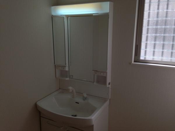 Wash basin, toilet. Vanity with excellent storage capacity and functionality