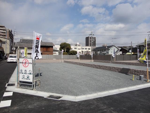 Local photos, including front road. Local Photo 1