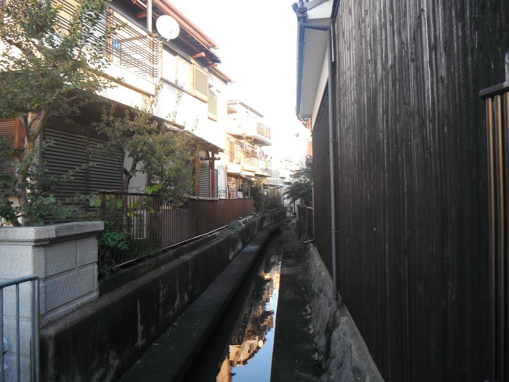 Local photos, including front road. Local (11 May 2013) Shooting