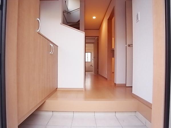 Entrance. Storage enhancement at any time spacious entrance