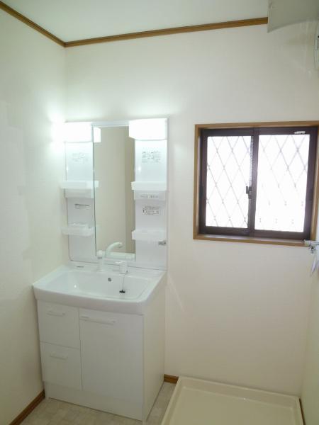 Wash basin, toilet. Wash basin