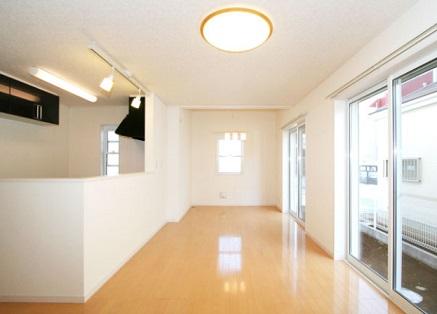 Same specifications photos (living). (Example of construction) LDK16 pledge more: A warm light is plugged into the living room from the south