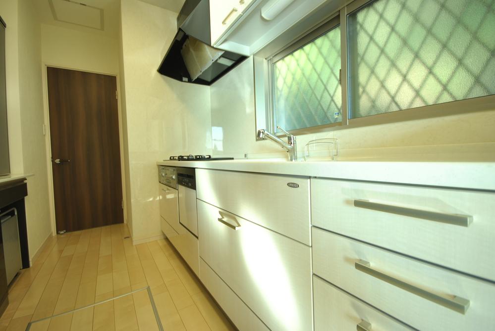 Kitchen. Indoor (11 May 2013) Shooting