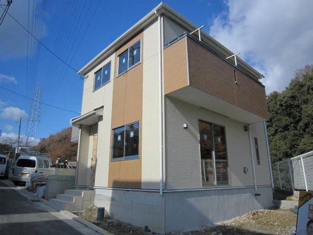 Local photos, including front road. Local (December 12, 2013) Shooting 10 is a Building