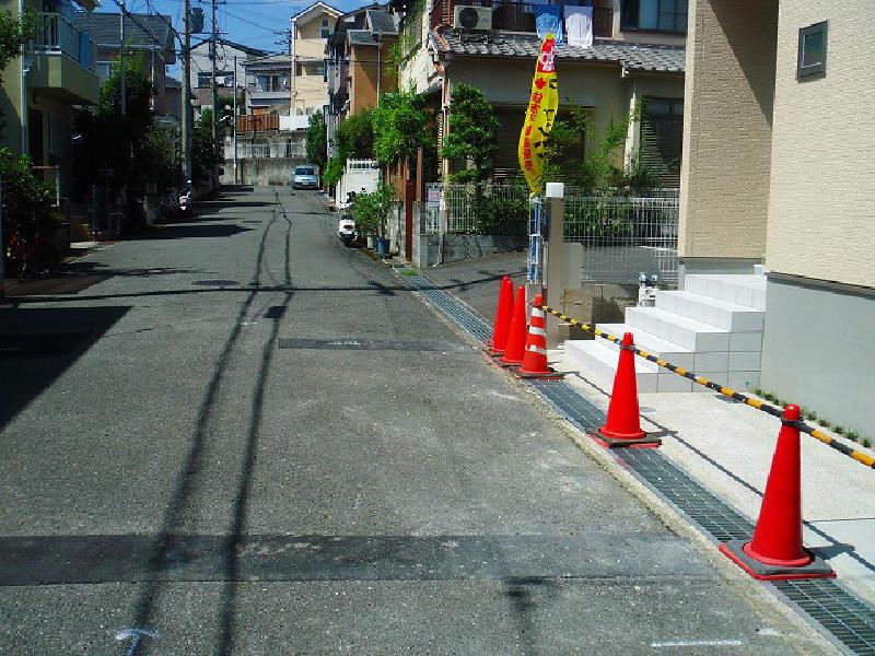 Local photos, including front road. Frontal road