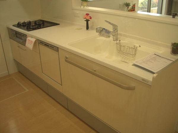 Kitchen. Dishwasher ・ Glass top stove