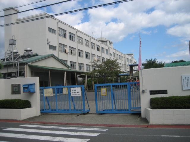 Primary school. 747m to Takatsuki Municipal Hokkaido crown elementary school