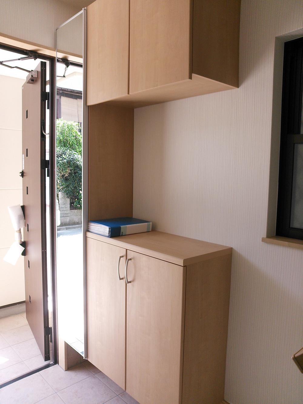 Entrance. Entrance shoe box with a large mirror