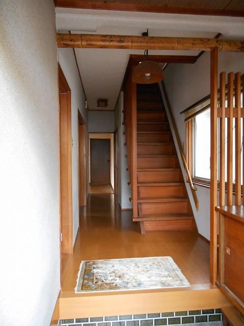 Entrance. Entrance of the warmth of the wood is a warm atmosphere. 