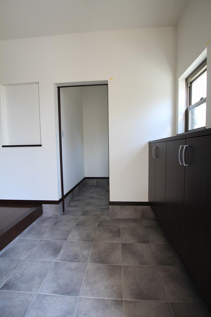 Other. Entrance next to the dirt floor is very convenient indoor (10 May 2011) in the housing, such as outdoor goods and stroller shooting