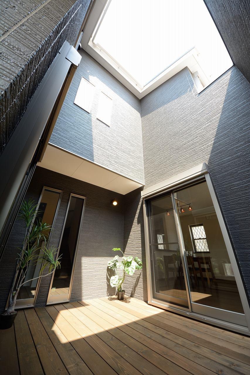 Model house photo. Us light that pours down from the courtyard is to brighten the whole house. The weather is nice fun meal with the whole family as outdoor living. (Model house 14-8 No. land) May 2012 shooting