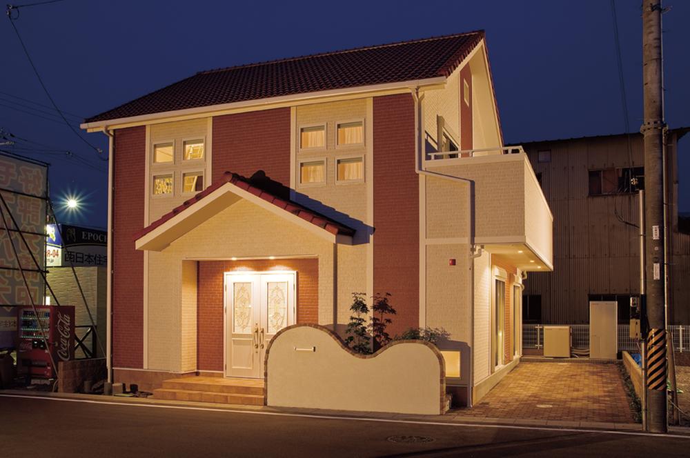 Local appearance photo. In tailoring certain presence in the white and brown two-tone. Proud of our house that will from now welcomes family every day.