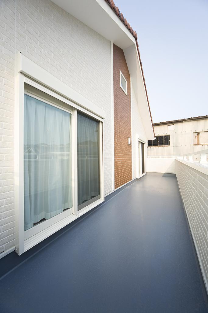 Balcony. Wide balcony that spans two rooms. Laundry also to Omoikkiri Hoseru, In place of the chair a little break space utilization ○ the open space by all means local!