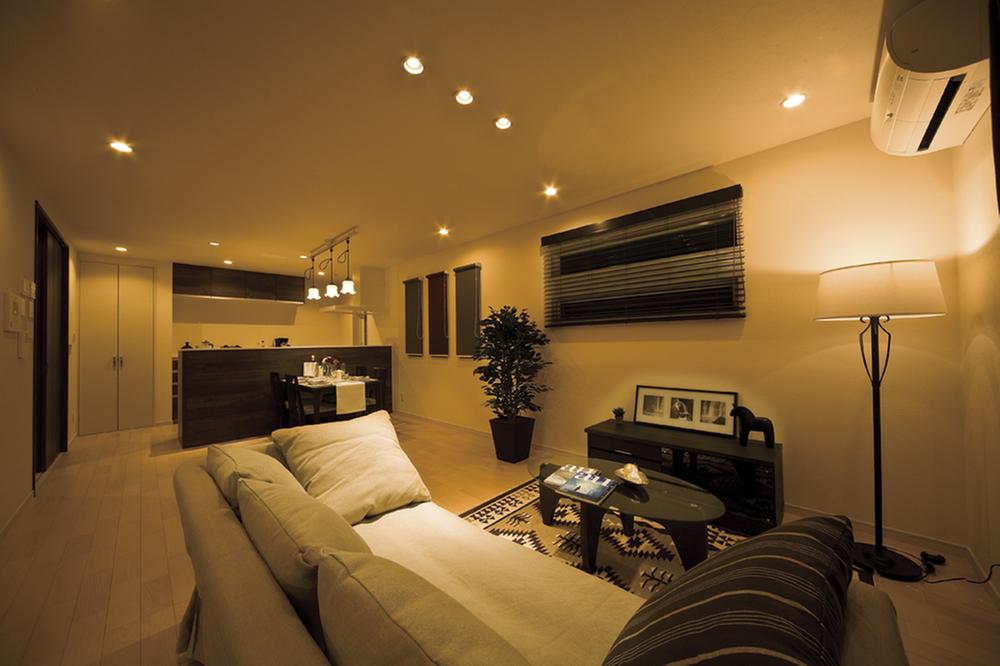 Balcony. Open space for dining table and a three-seat sofa comfortably put! Furniture to choose to align with the new life also thrilled!