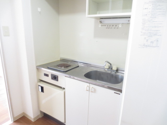 Kitchen. It comes with an electric stove ☆ 