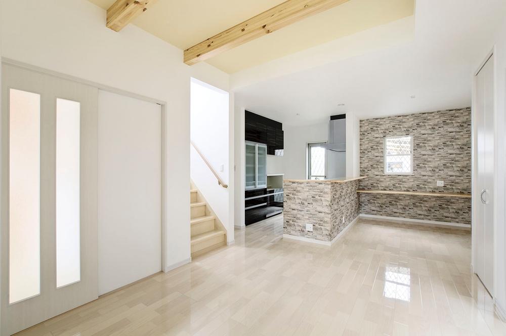 Living. And finished with a cool gray and white. Has incorporated a feeling of freedom and design show the ceiling part of the beam. (Local photo)