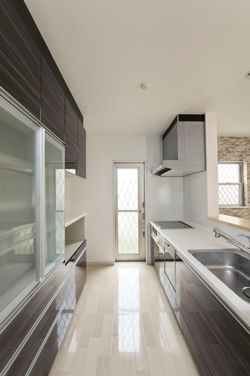 Kitchen. Wall cabinet in the kitchen is standard equipment, Do not worry of the cupboard. (Local photo)