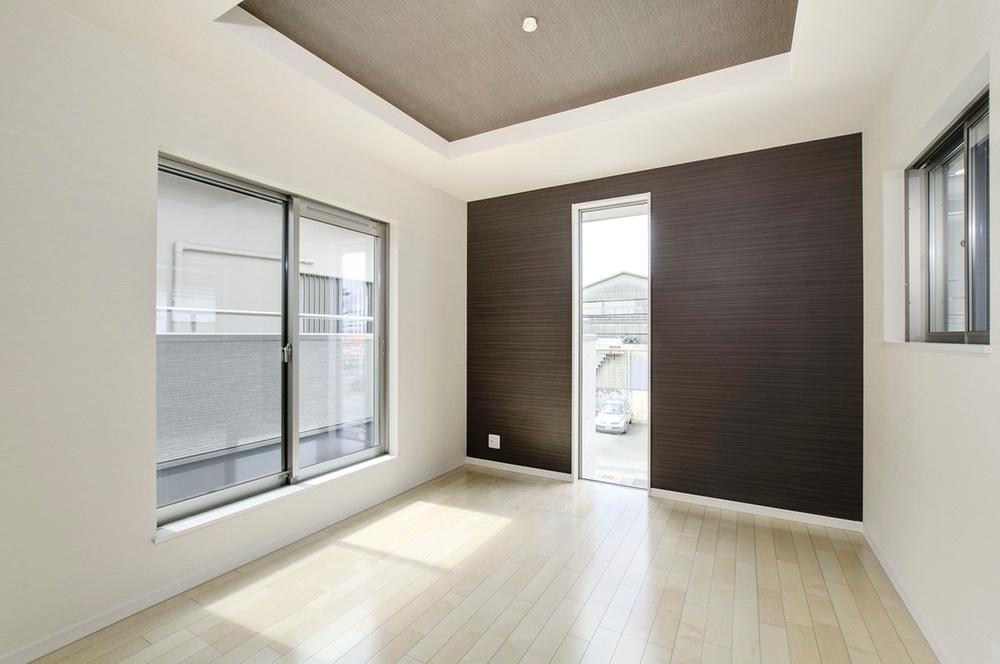 Living. We directed the bedroom leaving the calm in the dark color. (Local photo)