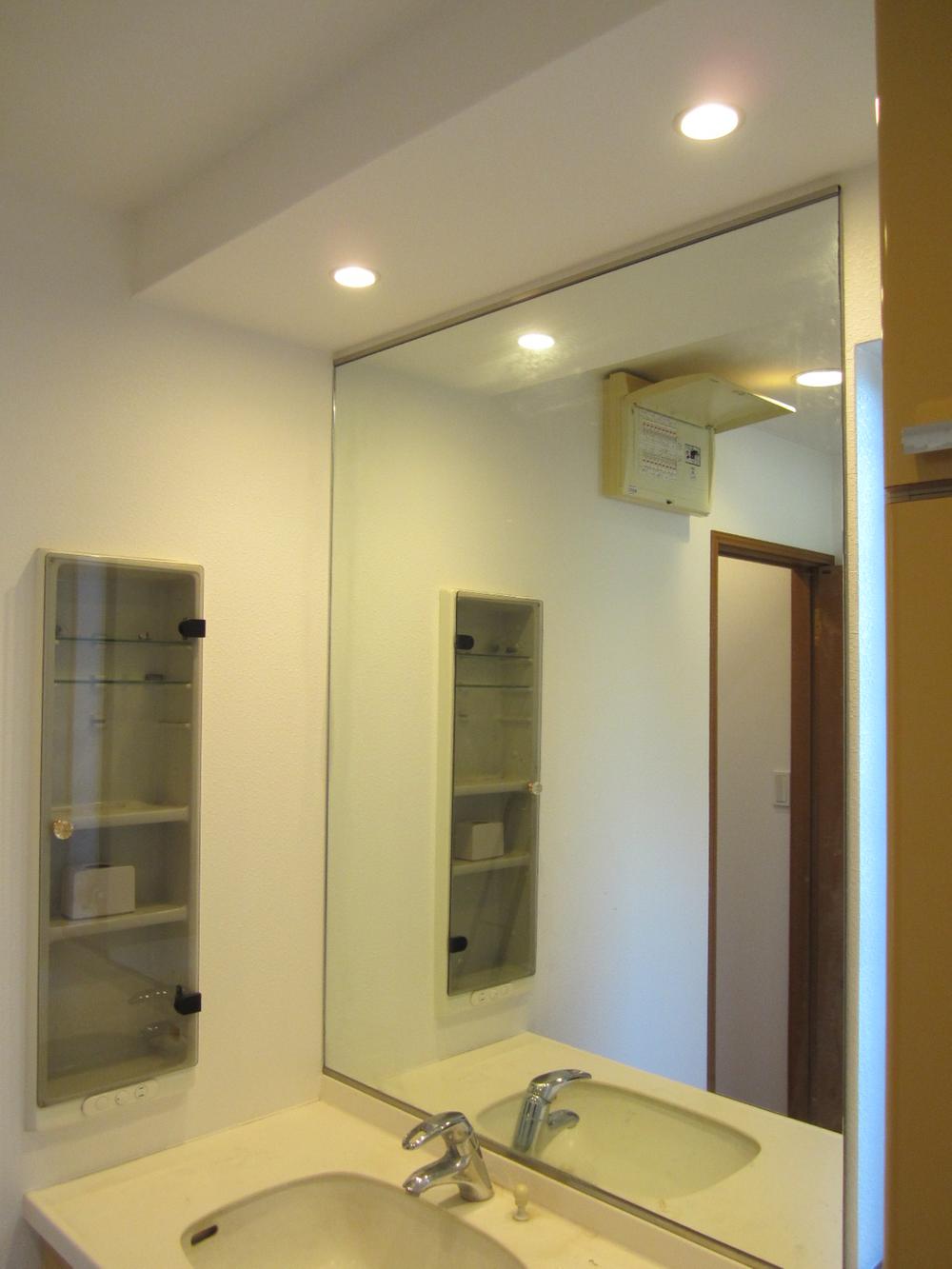 Wash basin, toilet. Indoor (12 May 2013) Shooting