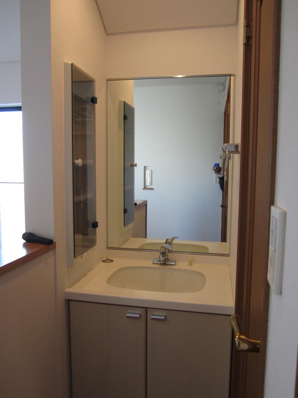 Wash basin, toilet. Indoor (12 May 2013) Shooting