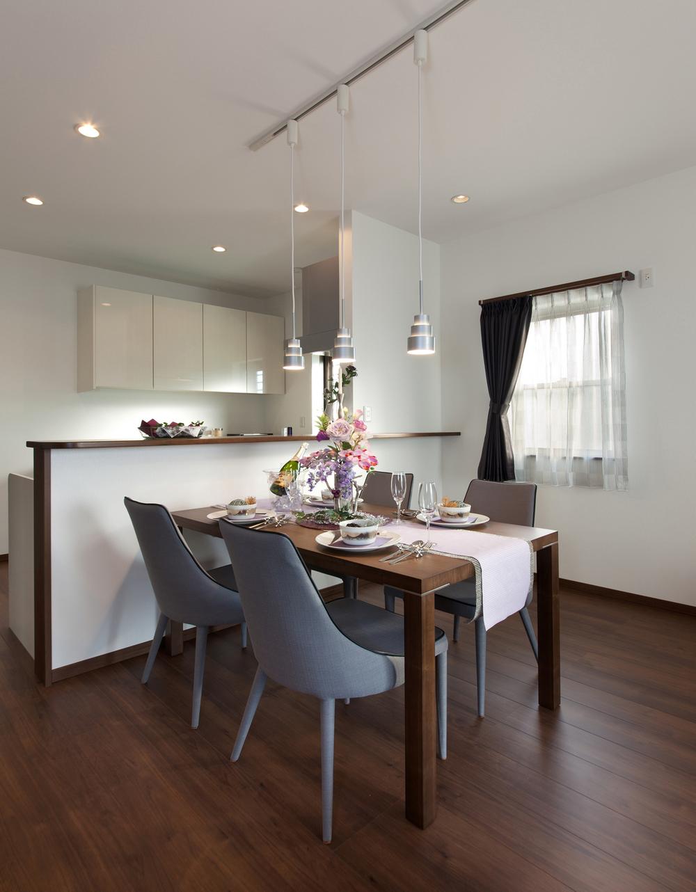 Model house photo. In the comfort dining, Adopt a kitchen counter. Felt the presence of the family while the housework, The new model communication.