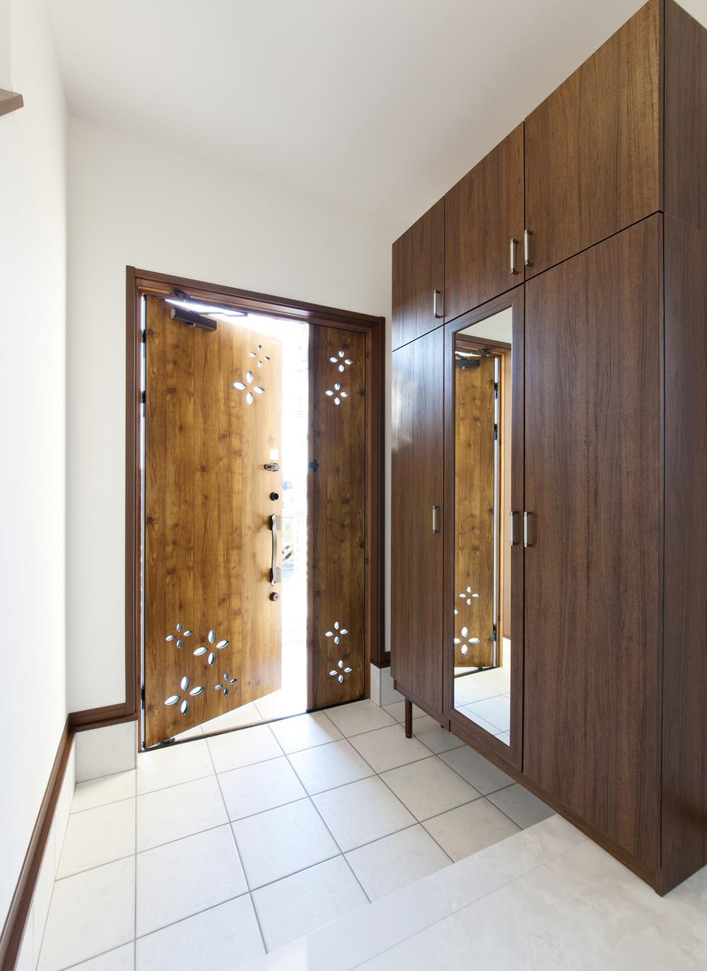 Entrance. White was the keynote entrance, It will celebrate its customers with always bright space.